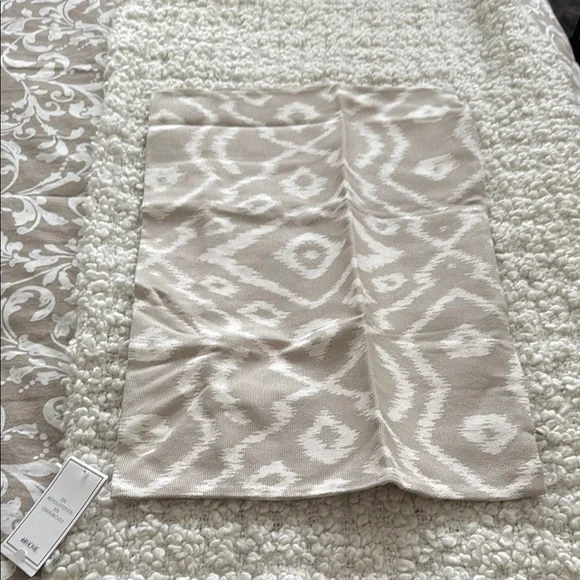 H&M | Patterned | Throw | Cushion Cover - Picture 5 of 11